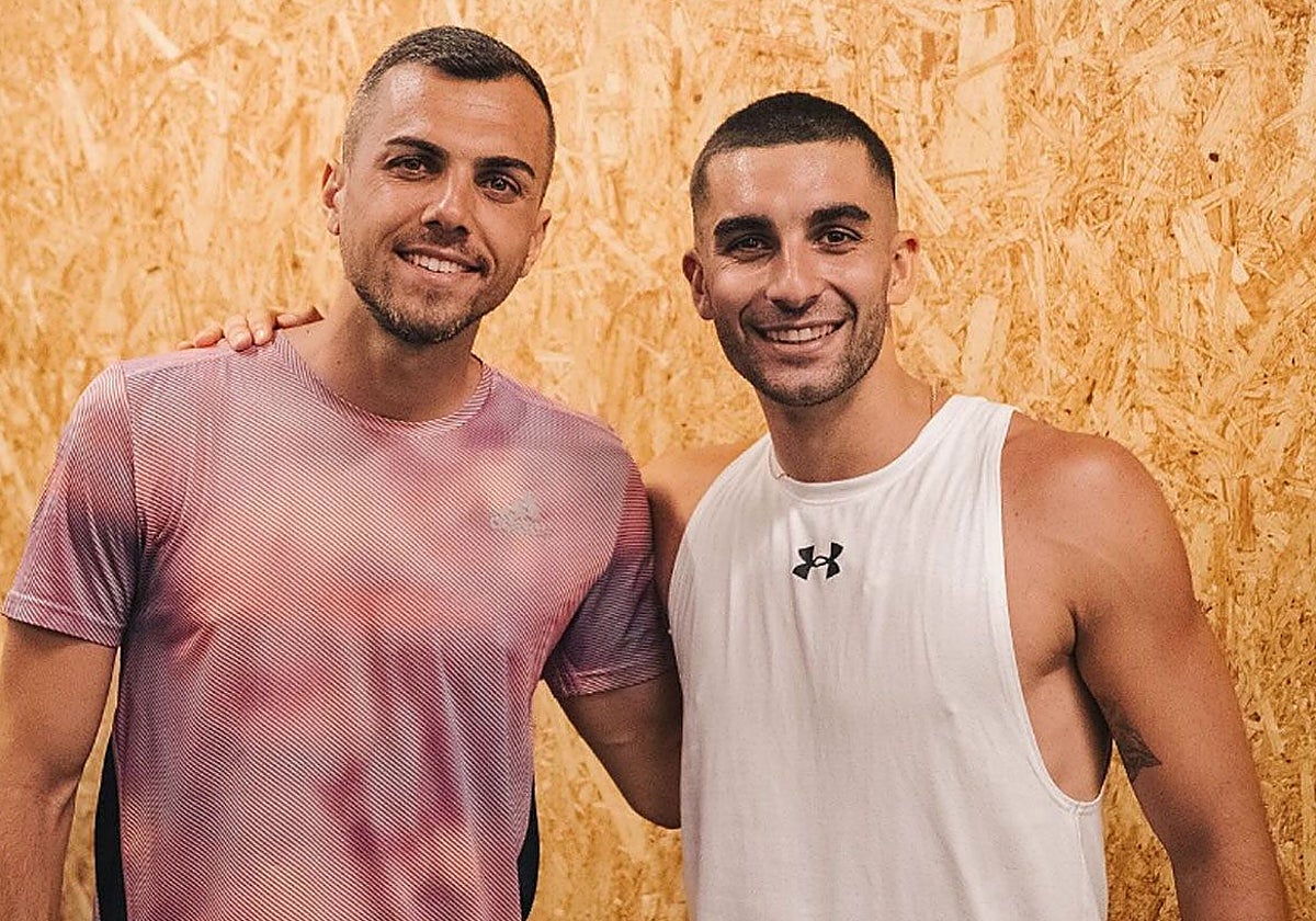 Joan Jordán posa junto a Ferran Torres tras entrenar juntos en un centro de Valencia
