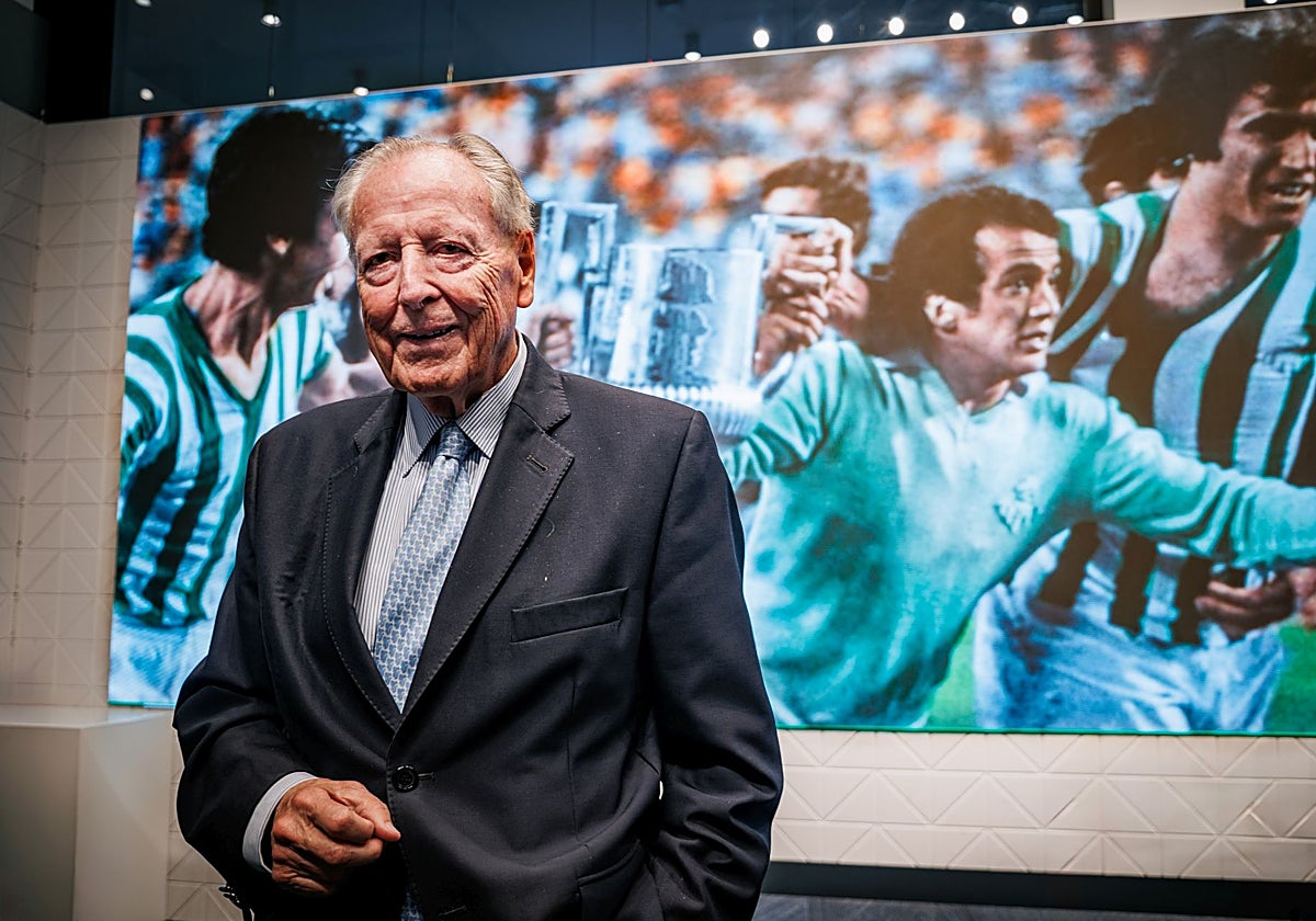 Álvarez del Manzano, ante un póster del Betis