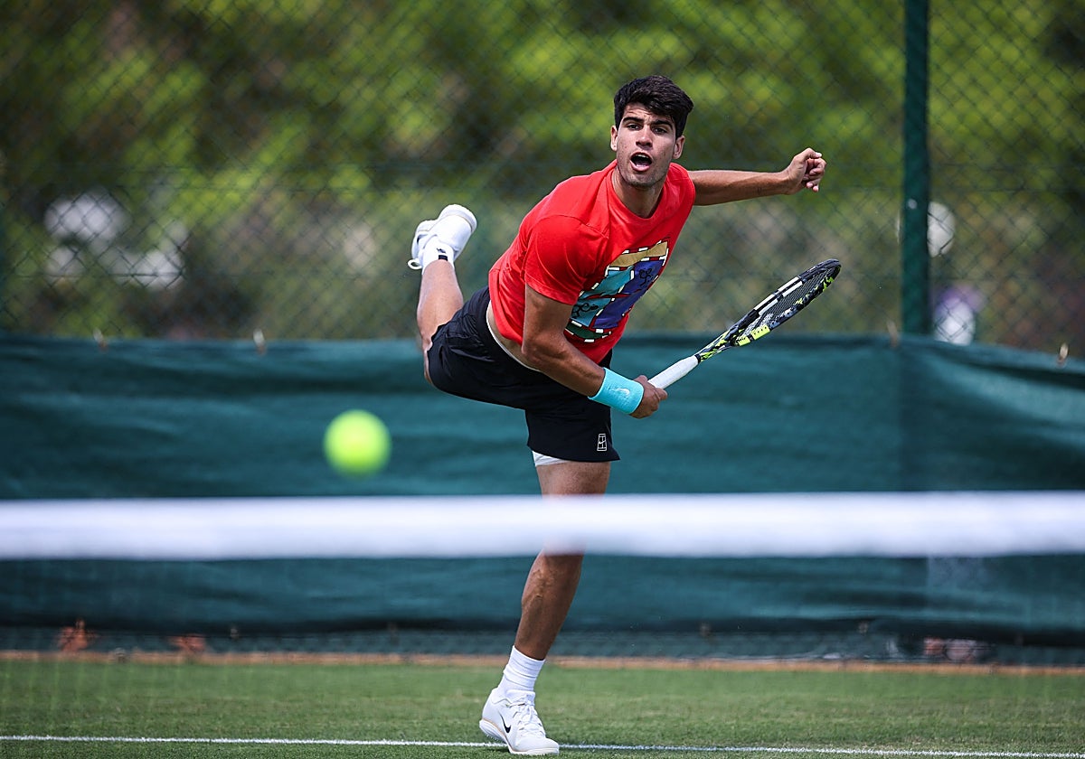 Carlos Alcaraz, ayer durante su entrenamiento