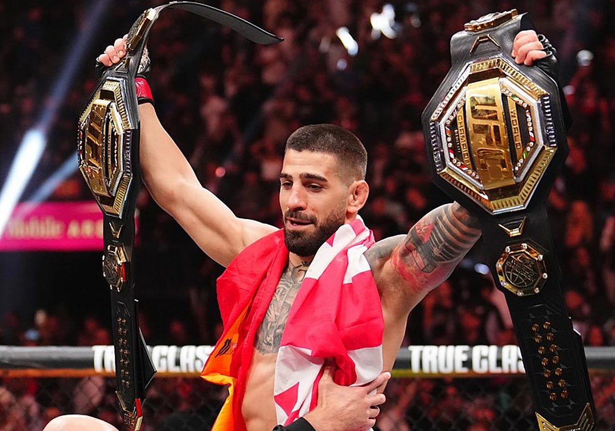 Ilia Topuria sostiene los dos cinturones de la UFC
