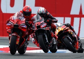 Caída de Álex Márquez, que regala medio Mundial a su hermano Marc, el ganador en Assen