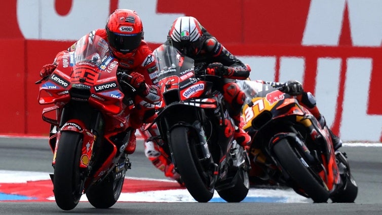 Caída de Álex Márquez, que regala medio Mundial a su hermano Marc, el ganador en Assen