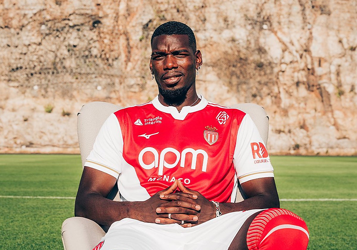 Paul Pogba posa con la camiseta del Mónaco tras firmar el contrato