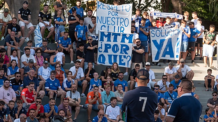 Los aficionados, el pasado jueves, en el acto para  reclamar la supervivnecia del San Fernando
