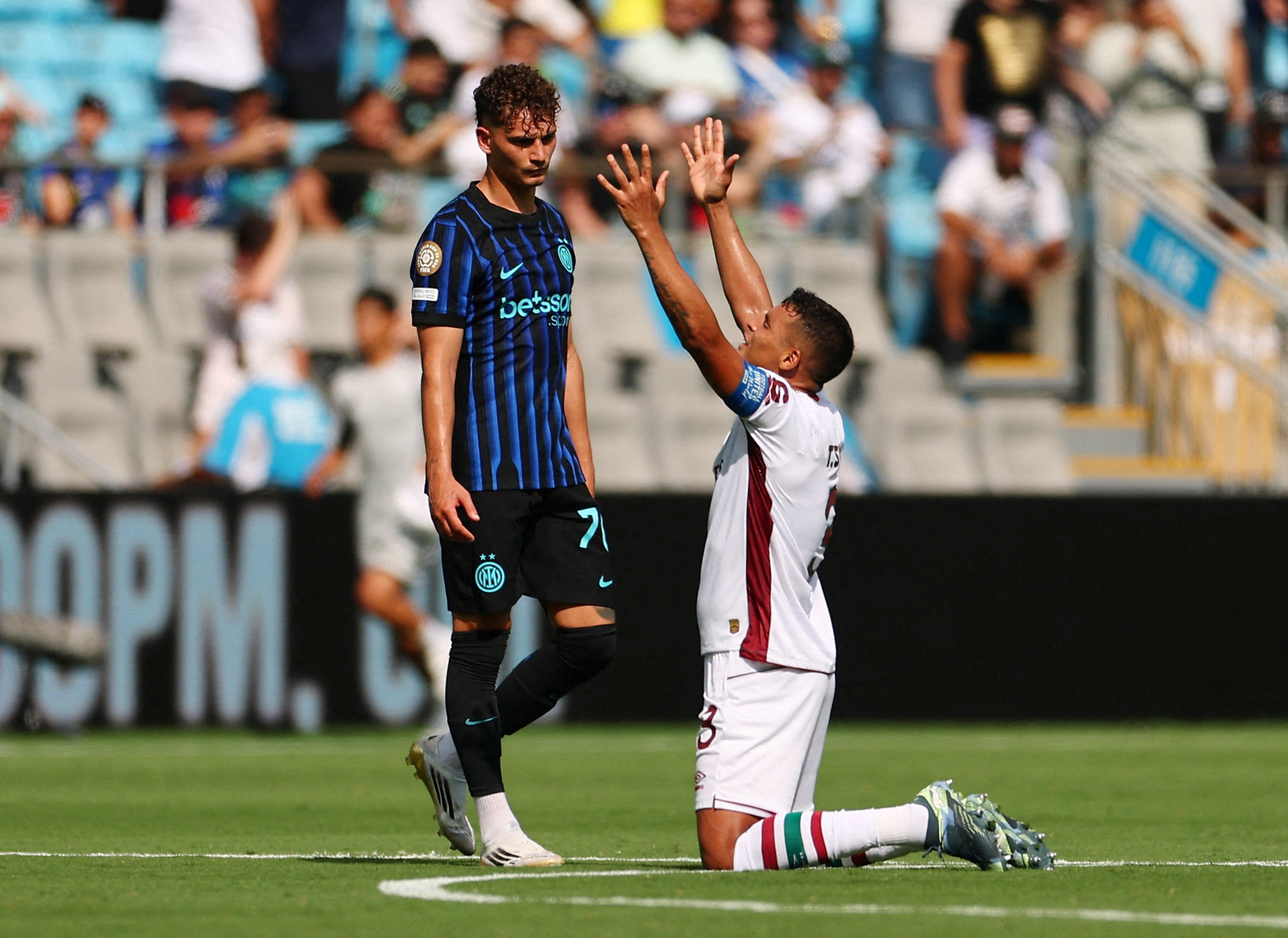 Thiago Silva celebra la victoria del Fluminense ante un jugador del Inter.