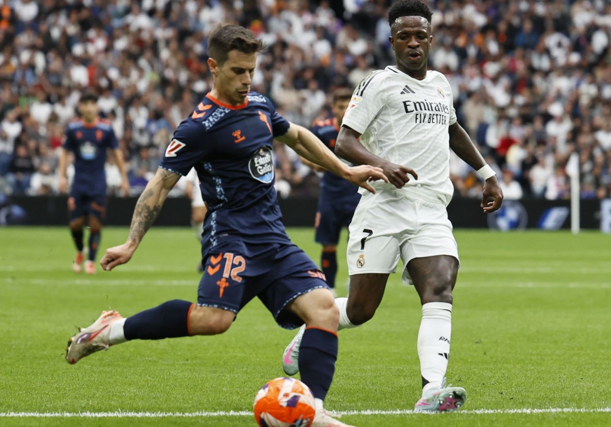 Alfon dispara ante Vinicius durante el Real Madrid - Celta de la temporada 24-25