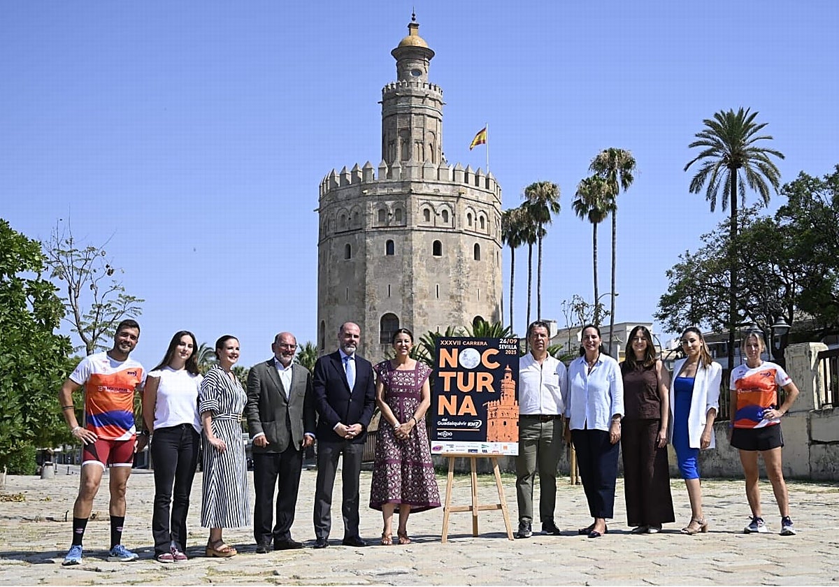 Presentación de la camiseta y el cartel de la Carrera Nocturna de Sevilla 2025 junto a la Torre del Oro