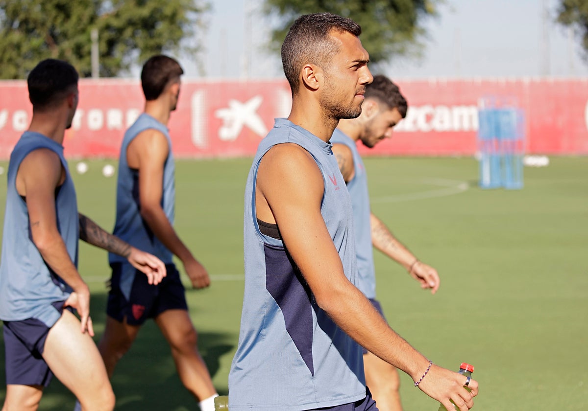 Joan Jordán, en uno de sus últimos entrenamientos con el Sevilla FC