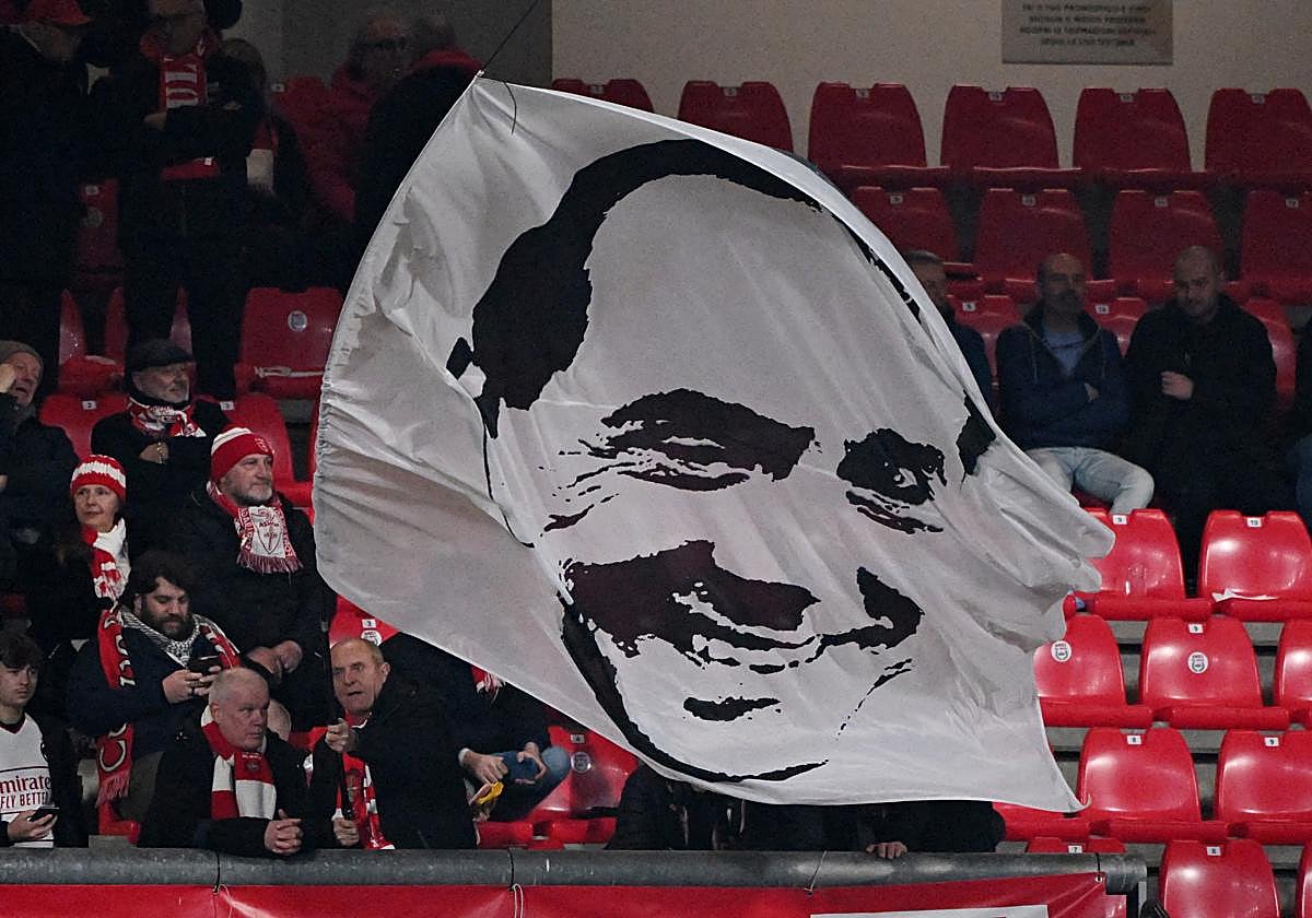 Aficionados del Monza con una bandera de Berlusconi.