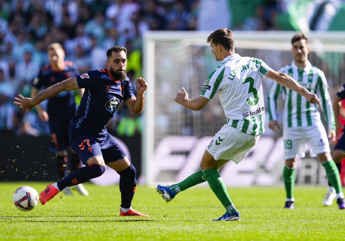 Llorente da un pase ante Borja Iglesias en el Betis-Celta