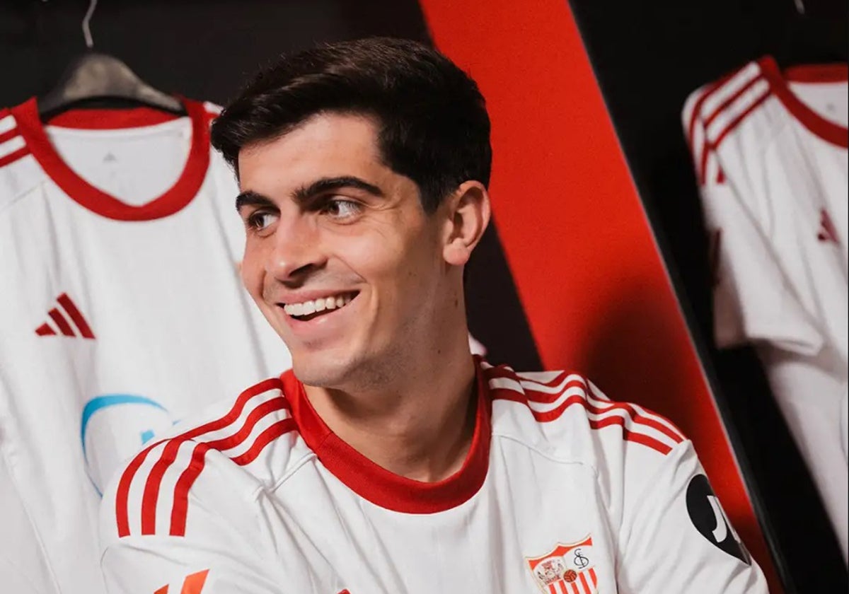 Juanlu posa con la nueva camiseta del Sevilla FC de Adidas