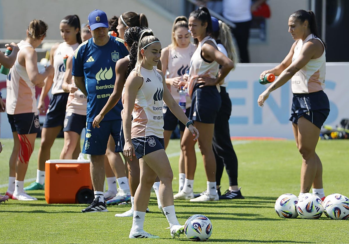 Athenea del Castillo, durante un entrenamiento de la selección española