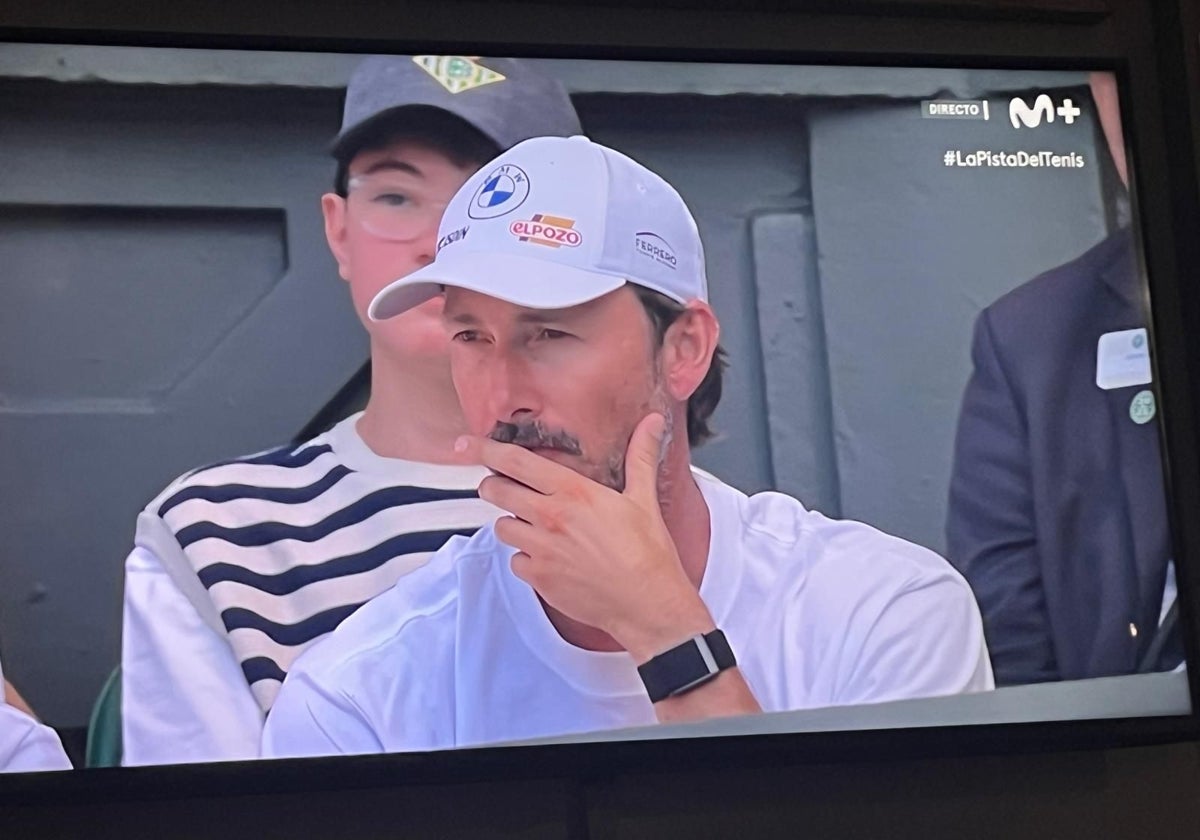 Juan Carlos Ferrero y, detrás, el joven con la gorra del Real Betis en el box de Carlos Alcaraz en Wimbledon