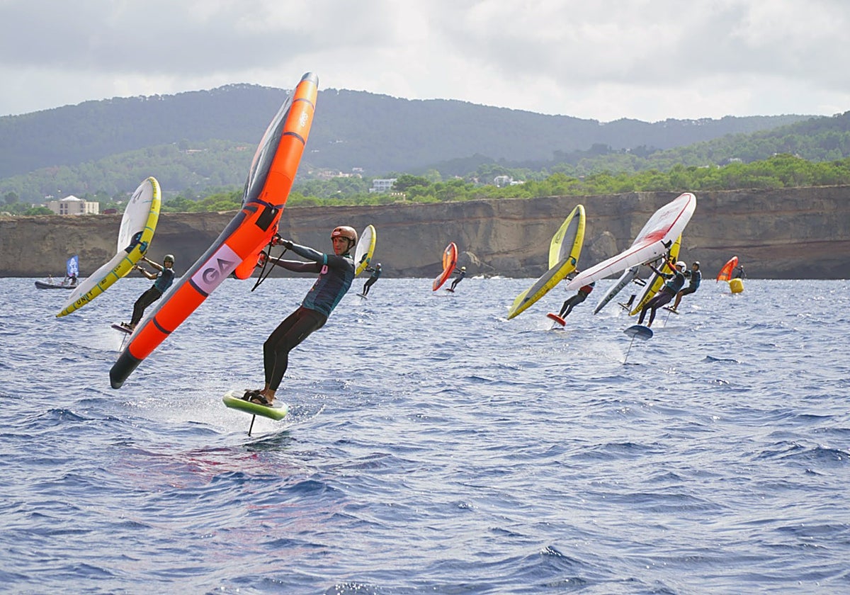 Imagen de una edición anterior del Ibiza Wingfoil Open organizado por el Club Nàutic Sant Antoni de Portmany