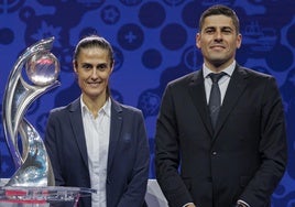 Francisco Neto y Montse Tomé posan junto al trofeo de la Eurocopa