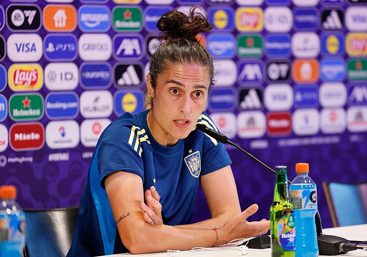 Montse Tomé durante su rueda de prensa en Berna