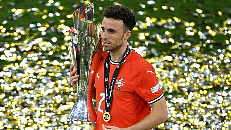 Diogo Jota, con el trofeo de la Nations League el pasado mes de junio