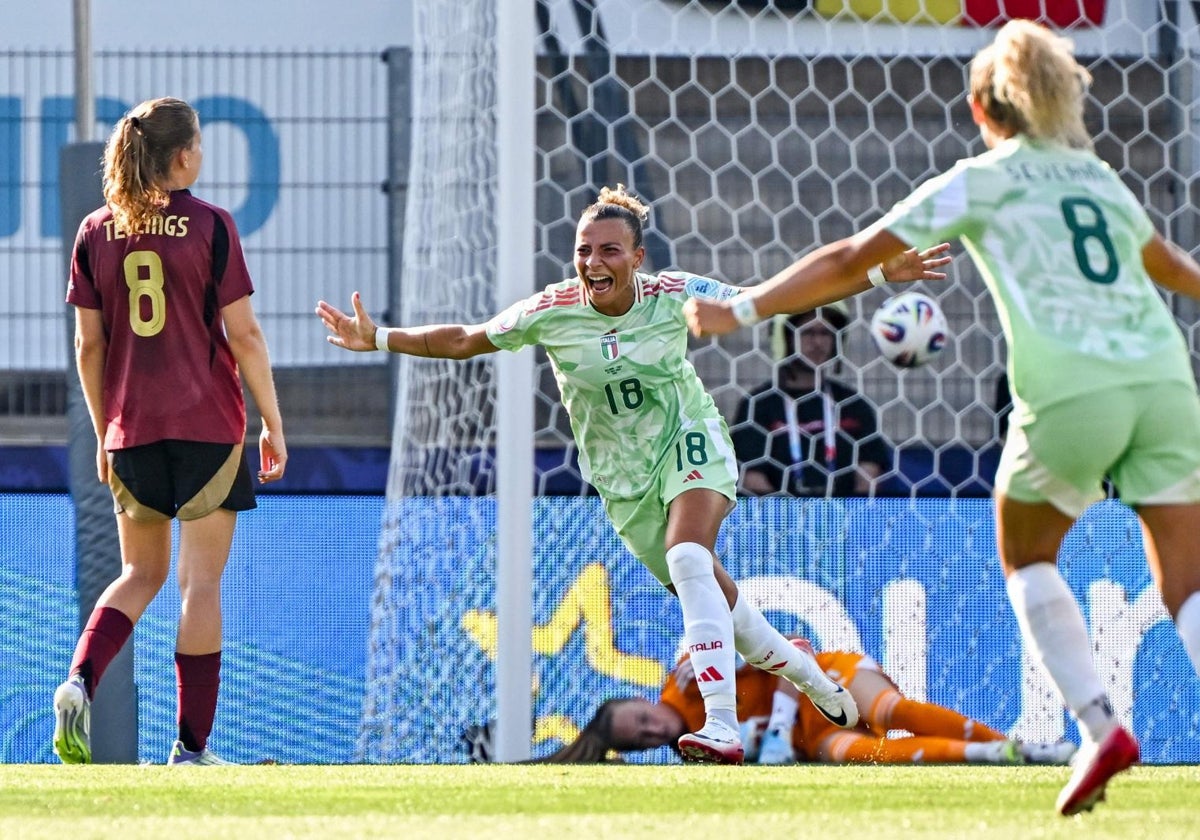 Caruso celebra el tanto de la victoria de Italia sobre Bélgica