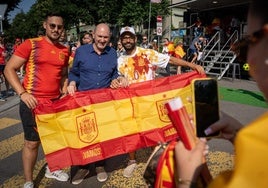 Rafael Louzán vive la previa del debut de España junto a la afición en Berna
