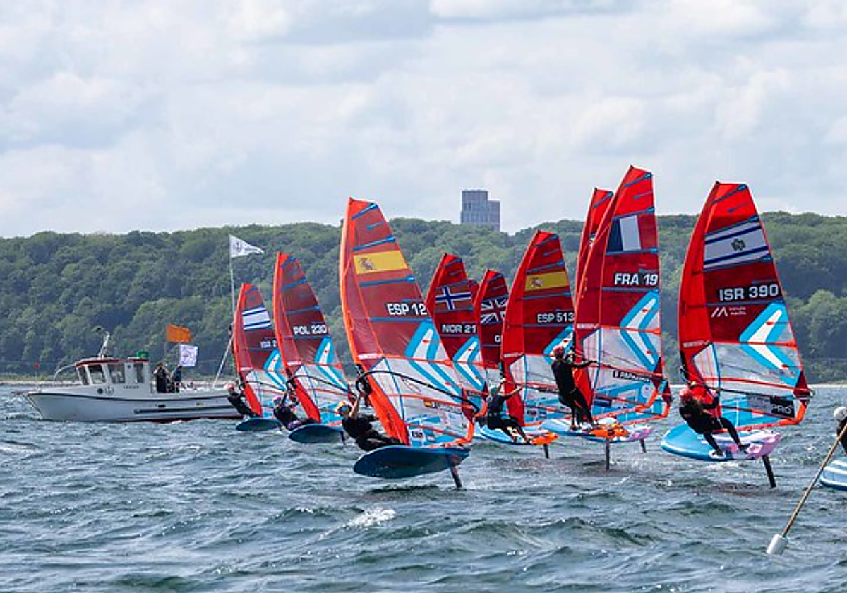 La flota de iQFoil Femenino durante uno de los entrenamientos en aguas danesas