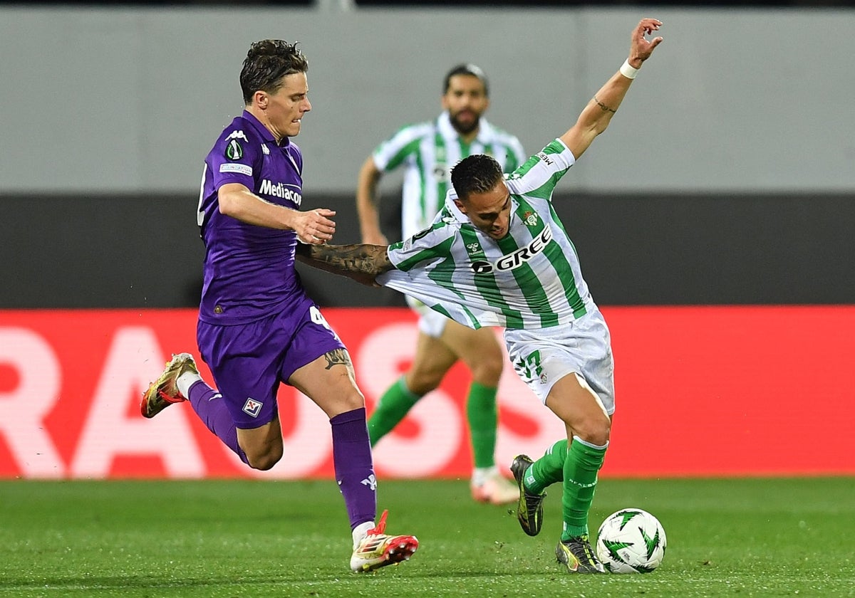 Antony protege el balón ante Fagioli en el Fiorentina-Betis de la pasada temporada