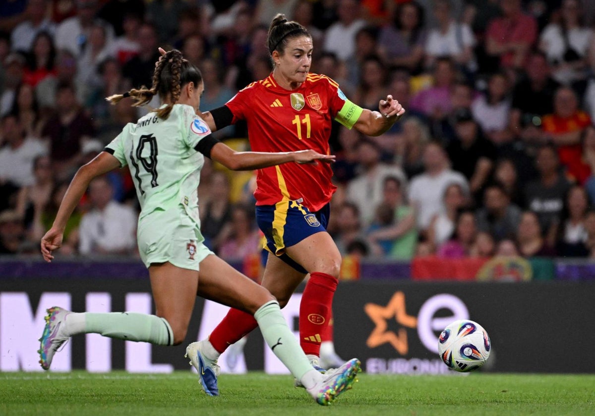 Alexia conduce el balón durante el partido ante Portugal