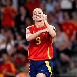 Esther celebra uno de sus dos goles mostrando un tatuaje en su antebrazo