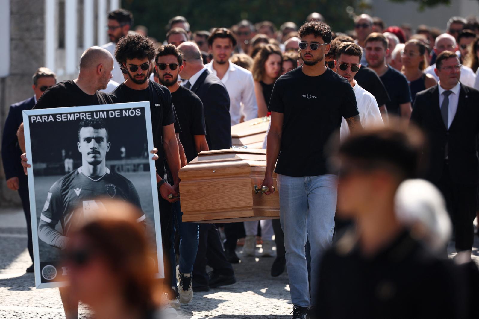 Imagen secundaria 1 - Arriba, la delegación del Liverpool en Gondomar. Abajo, la salida de los féretros. El de André Silva, acompañado de un cartel con el lema: 'Para siempre, uno de nosotros'. A la derecha, Rubén Neves, el amigo íntimo de Diogo Jota, recién llegado de jugar en el Mundial de clubes.