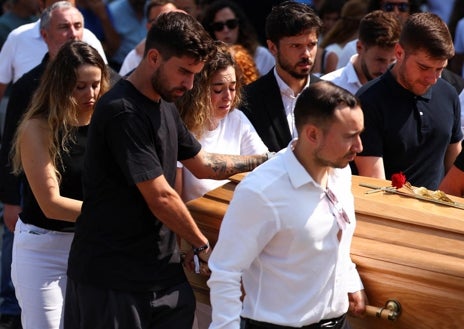 Imagen secundaria 1 - Arriba, la delegación del Liverpool en Gondomar. Abajo, la salida del féretro, acompañado por Rute Cardoso, y Rubén Neves, el amigo íntimo de Diogo Jota