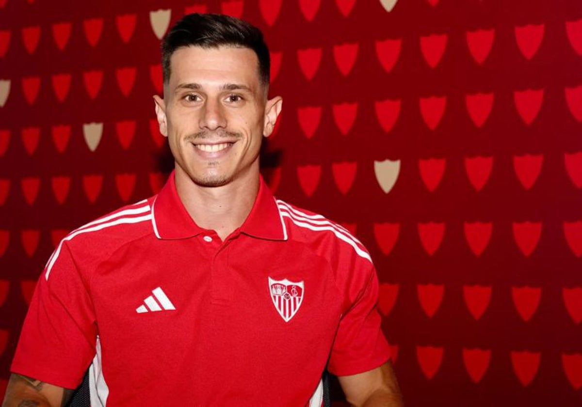 Alfon posa para los medios del club