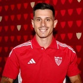 Alfon posa para los medios del club