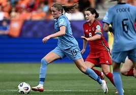 Wieke Kaptein y Angharad James durante el Gales - Países Bajos (0-3)