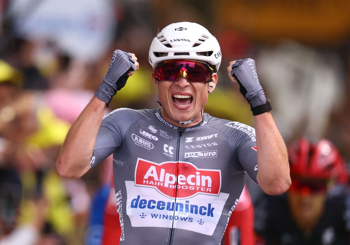 Philipsen celebra su victoria en la primera etapa del Tour 2025