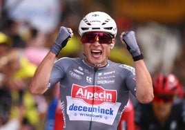 Philipsen celebra su victoria en la primera etapa del Tour 2025