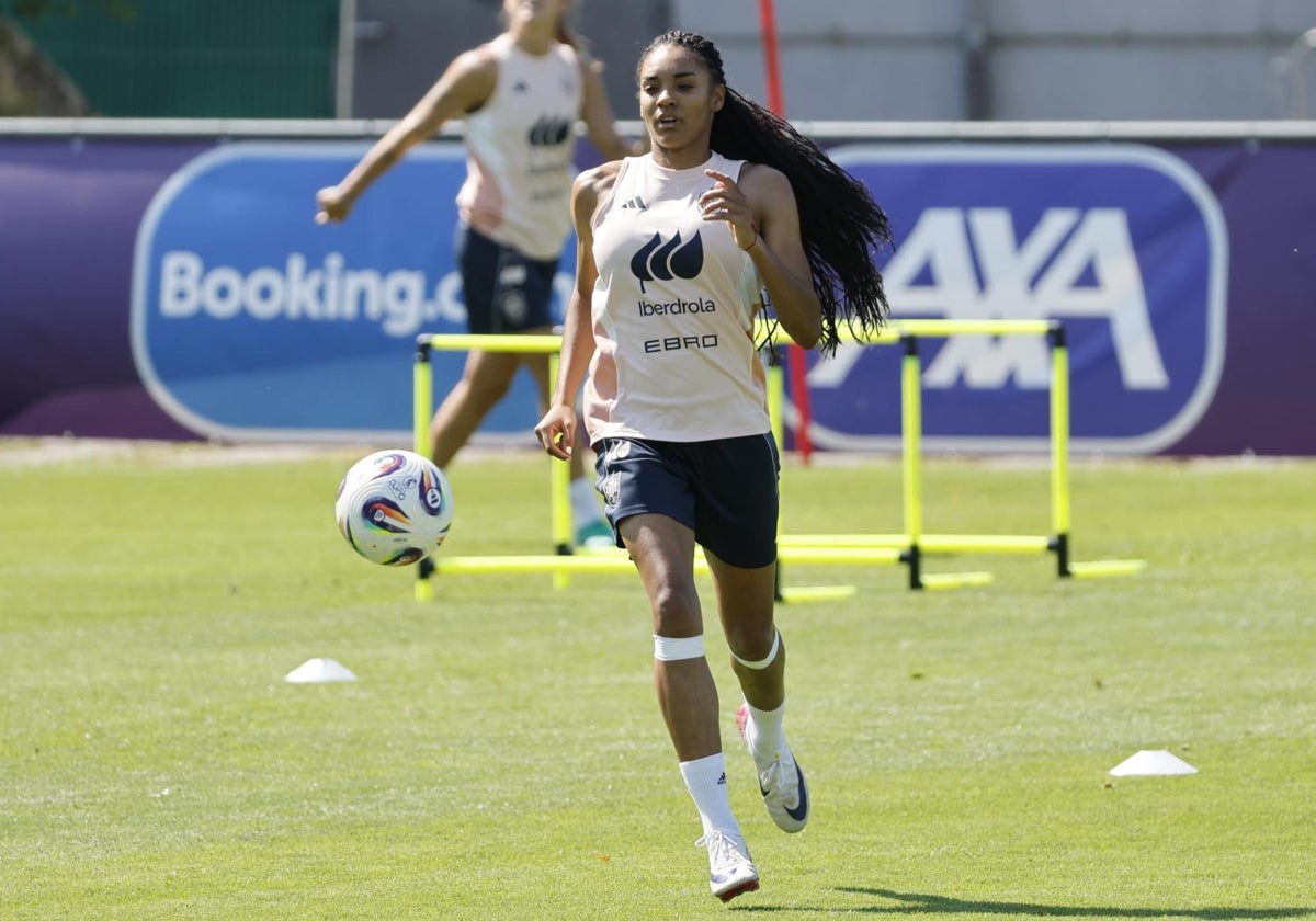 Salma Paralluelo durante un entrenamiento con España