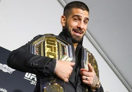 Ilia Topuria, con sus dos cinturones de la UFC