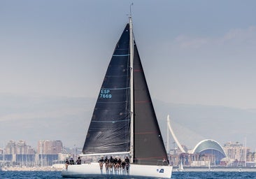 El Fala Pouco con la Ciudad de las Artes y las Ciencias como telón de fondo