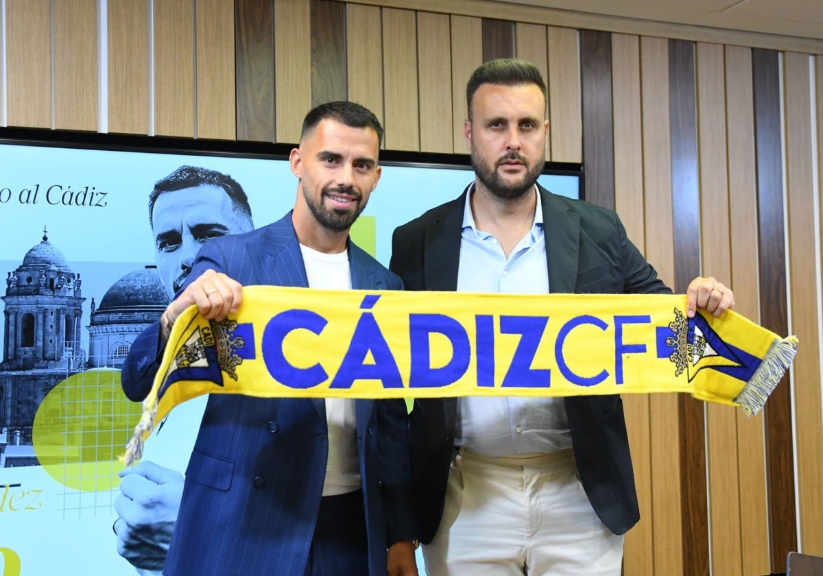 Suso posa junto a Cala en su presentación como futbolista del Cádiz