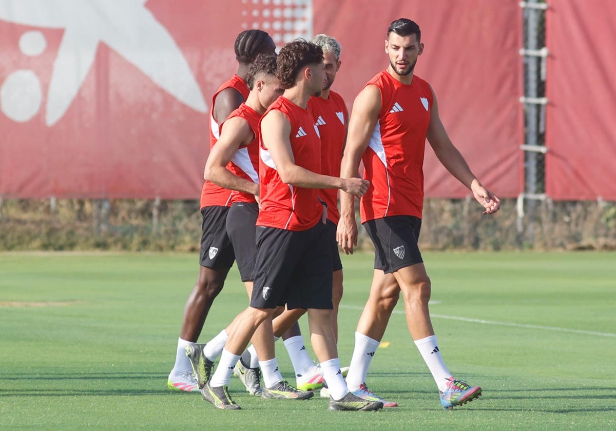 Rafa Mir y Januzaj entrenando con la camiseta del Sevilla