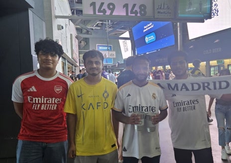 Imagen secundaria 1 - 1. Llegada del tren repleto de aficionados blancos. 2. Jay Kharel y amigos. 3. Otoniel Medrano y familiares