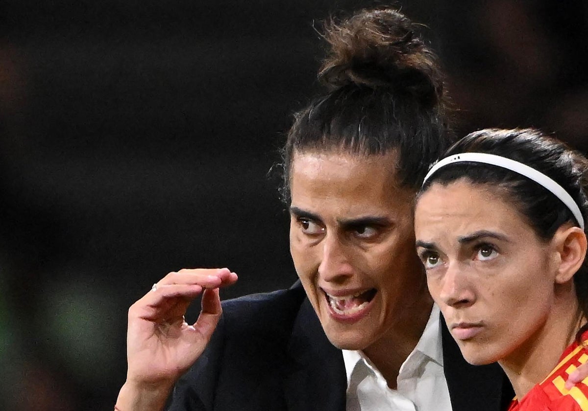 Montse Tomé da instrucciones a Aitana durante el partido ante Portugal