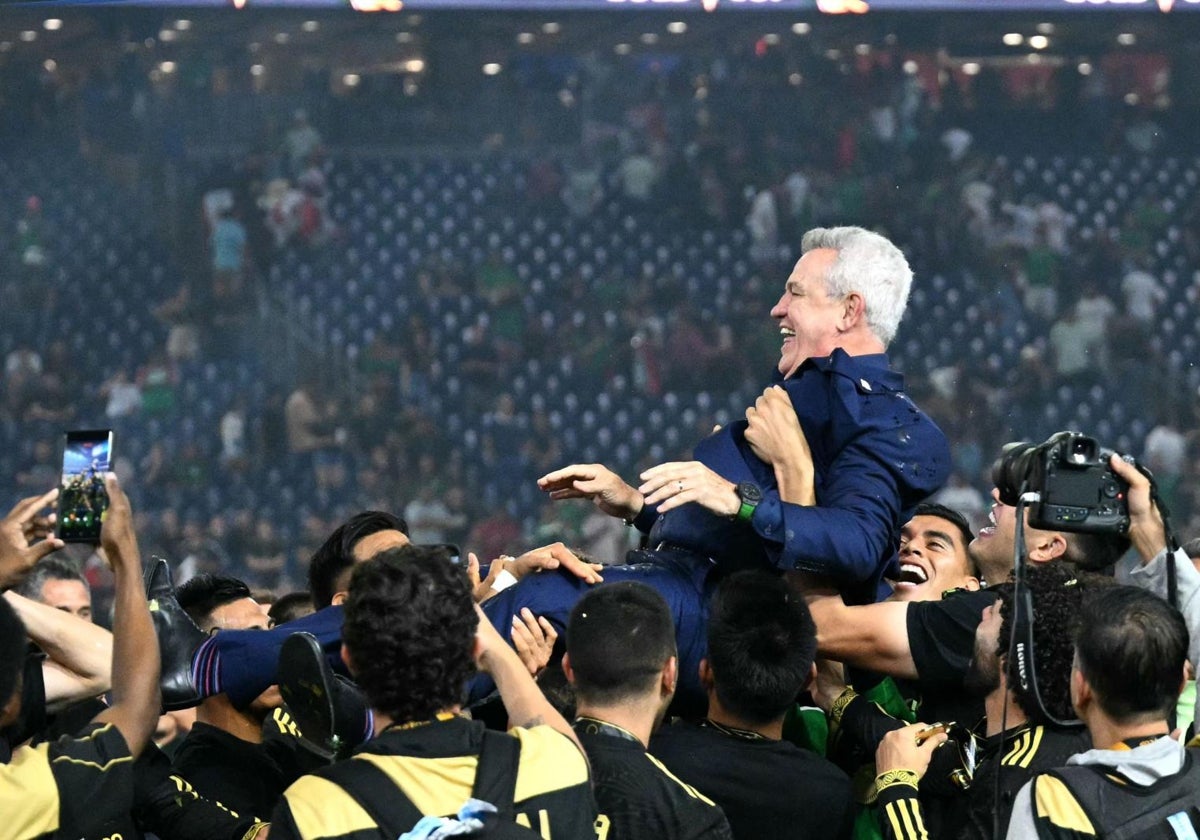 Javier Aguirre, manteado tras revalidar con México la Copa Oro