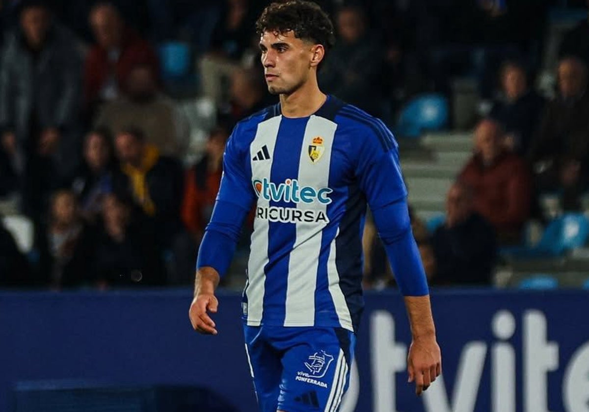 Álex Costa, con la camiseta de la Ponferradina