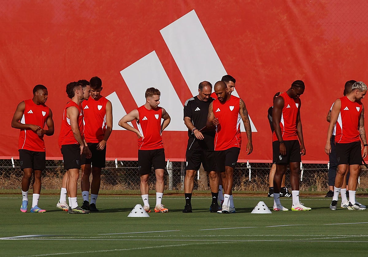 Varios futbolistas del Sevilla, en el entrenamiento de este domingo