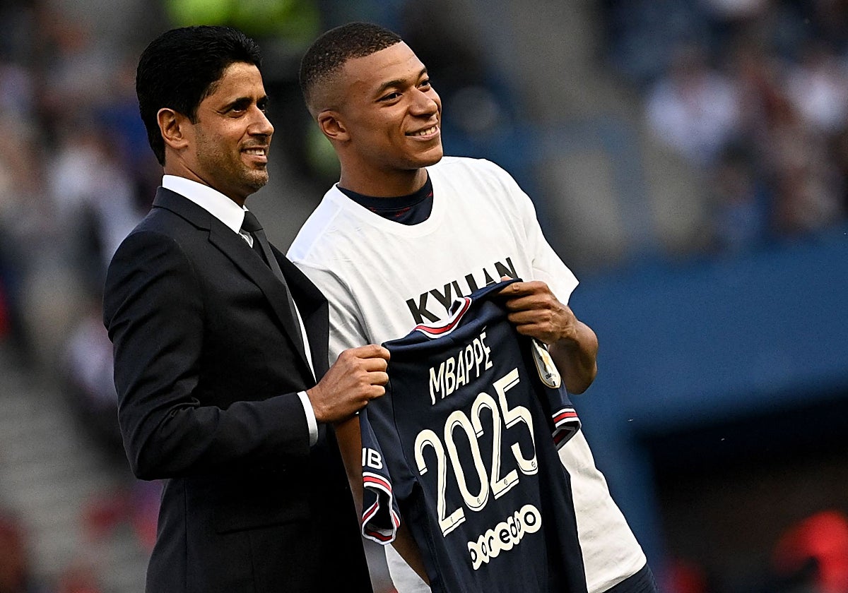 Mbappé, el día de su renovación posando con Al-Khelaifi
