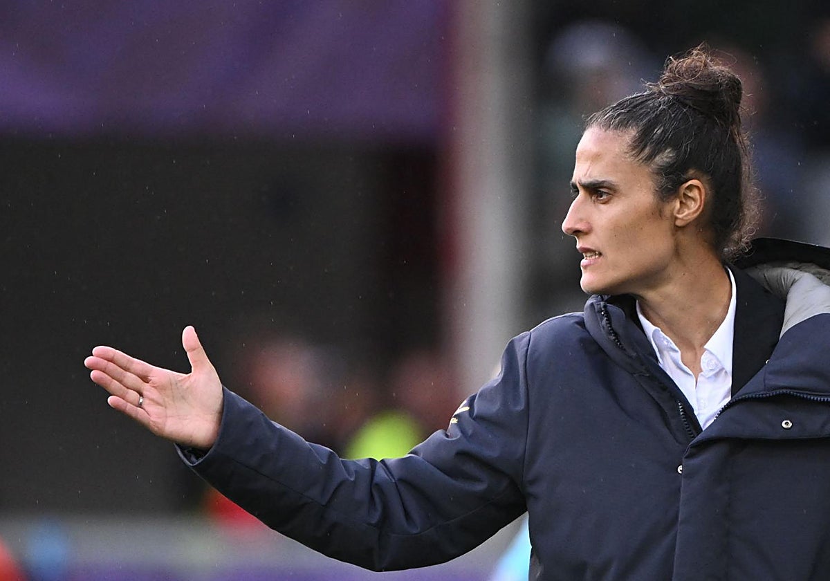 Montse Tomé da indicaciones durante el partido