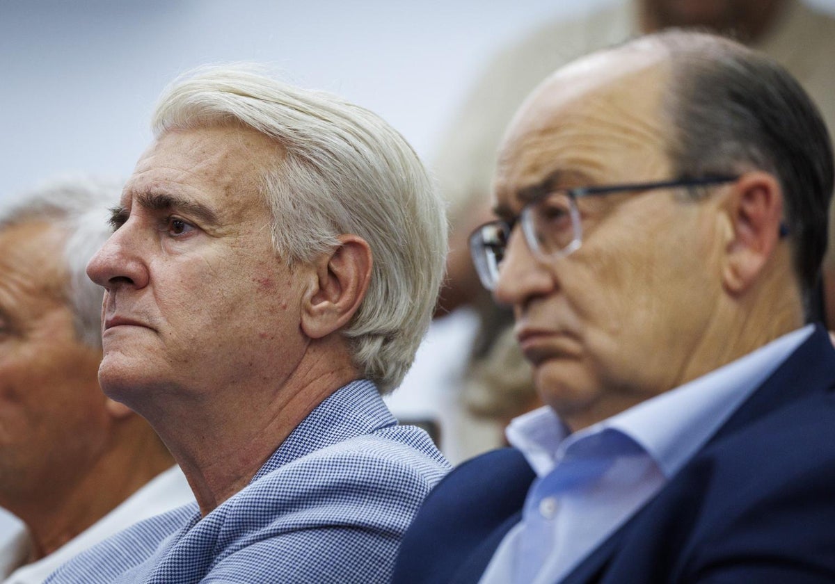 Antonio Cordón escucha en la sala de prensa junto al vicepresidente del Sevilla FC
