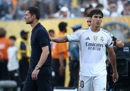 Gonzalo, junto a Xabi Alonso
