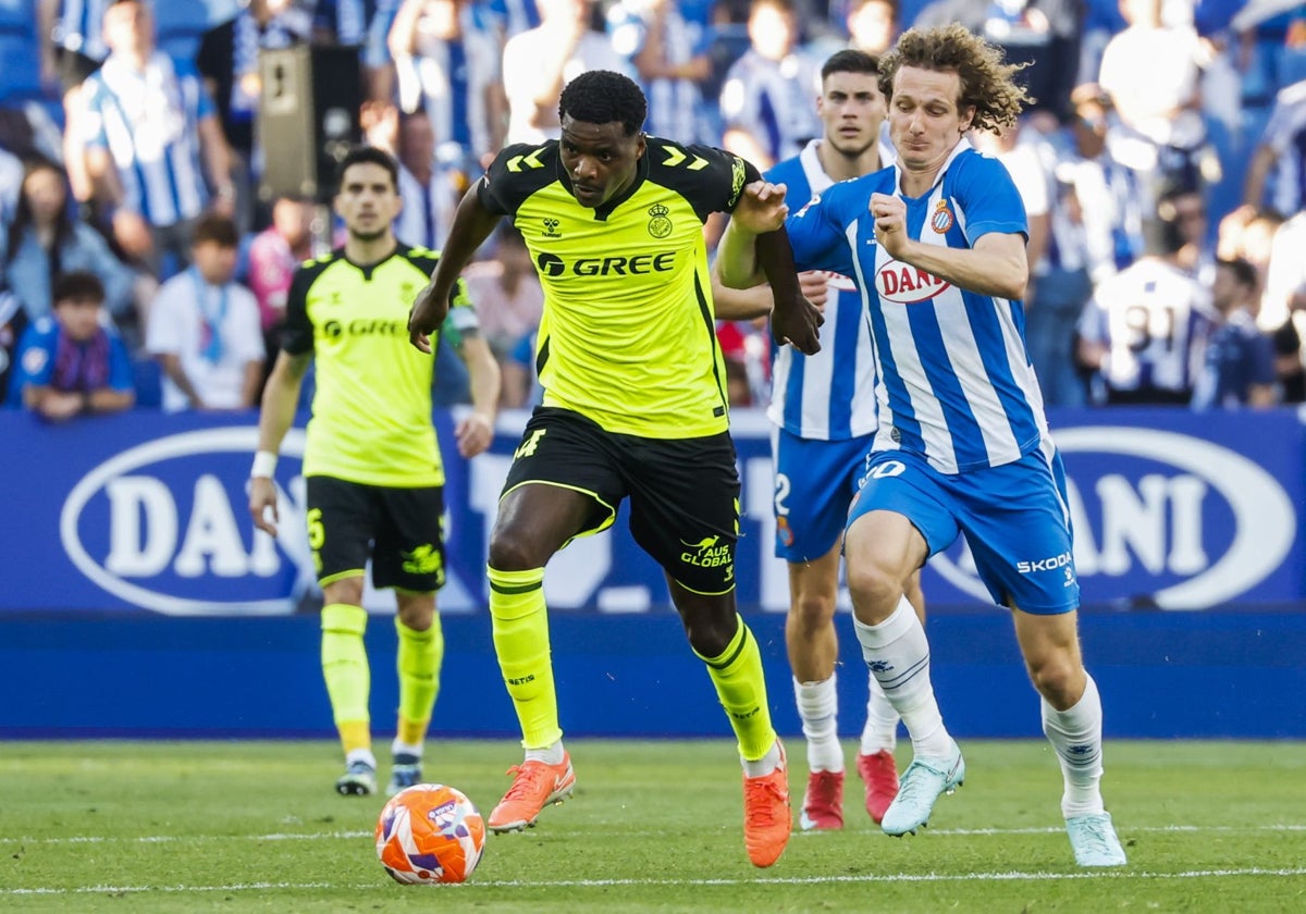 William Carvalho conduce el balón en el Espanyol-Betis de LaLiga 24-25