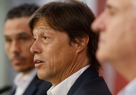Almeyda, durante su presentación como entrenador sevillista, entre Cordón y Del Nido Carrasco
